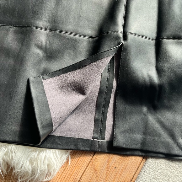 Beautiful faux leather skirt - Excellent condition - Picture 4 of 5